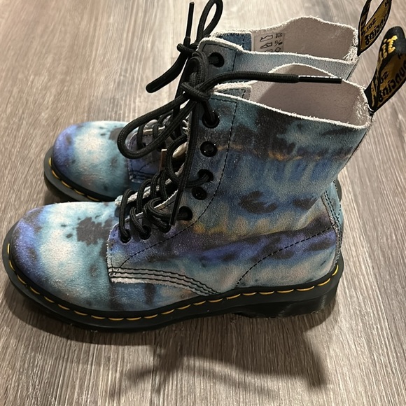 NWT Doc Martens Blue Summer Tie Dye Combat Boots Size 6 - Picture 2 of 6